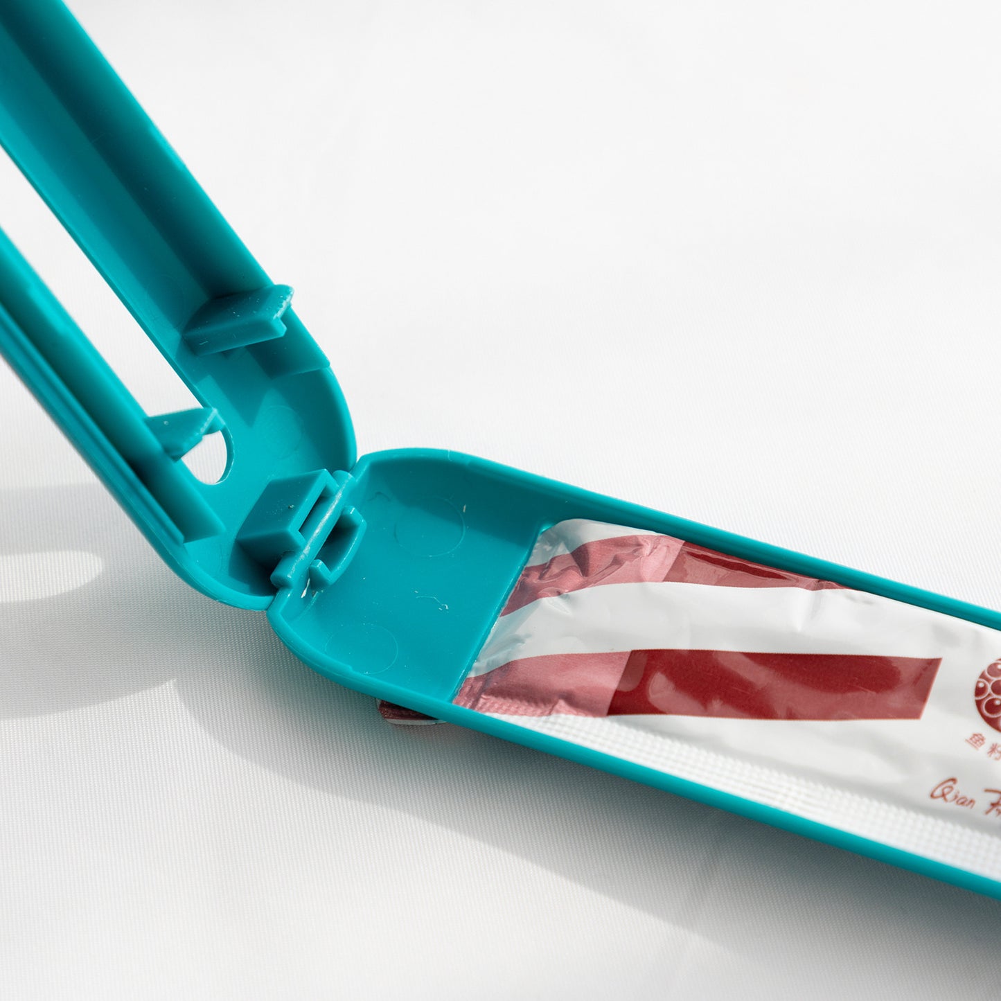 Cat & Dog Treat Squeeze Spoon – Mess-Free Wet Food Dispenser & Feeding Tool