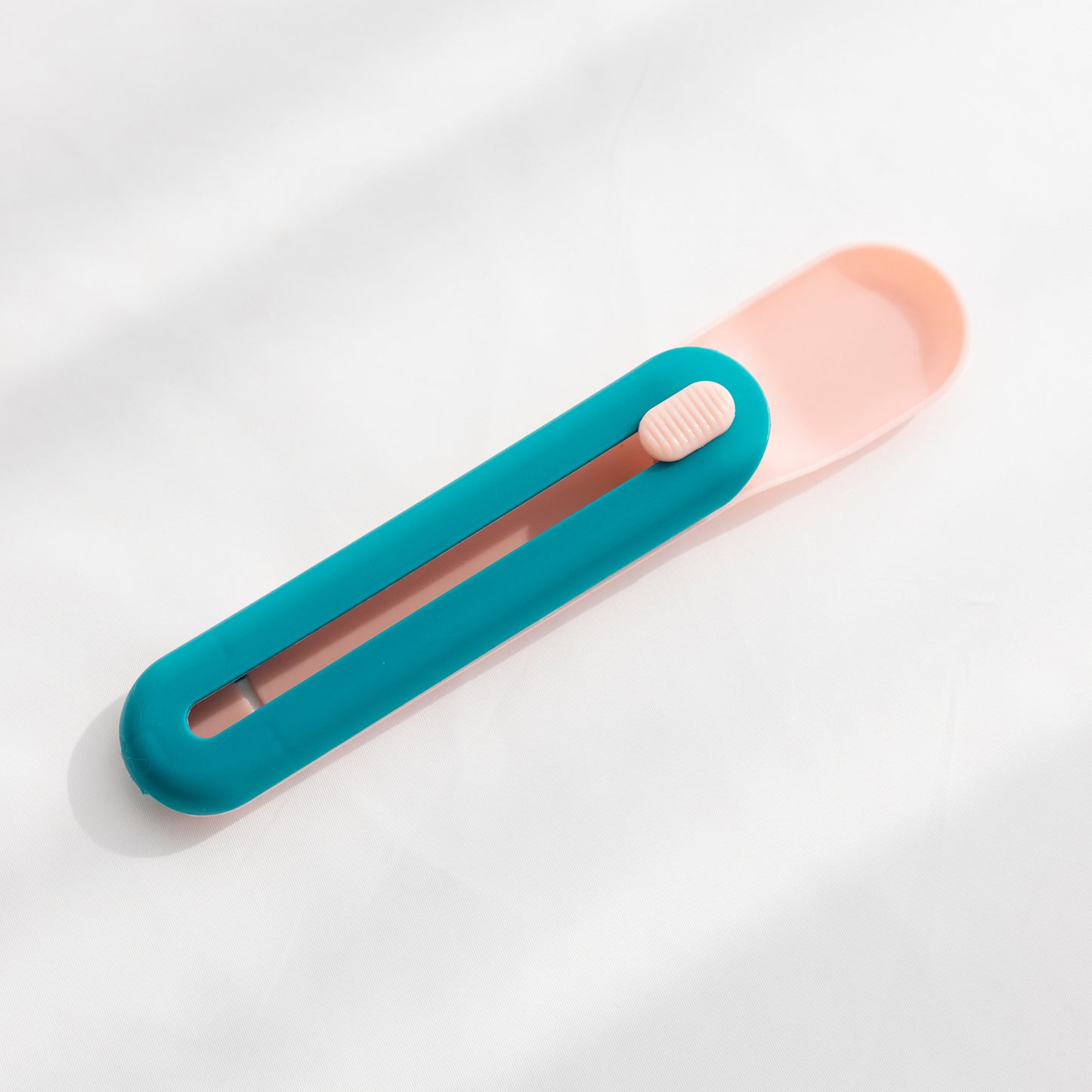 Cat & Dog Treat Squeeze Spoon – Mess-Free Wet Food Dispenser & Feeding Tool