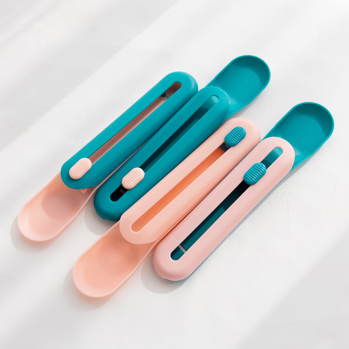Cat & Dog Treat Squeeze Spoon – Mess-Free Wet Food Dispenser & Feeding Tool