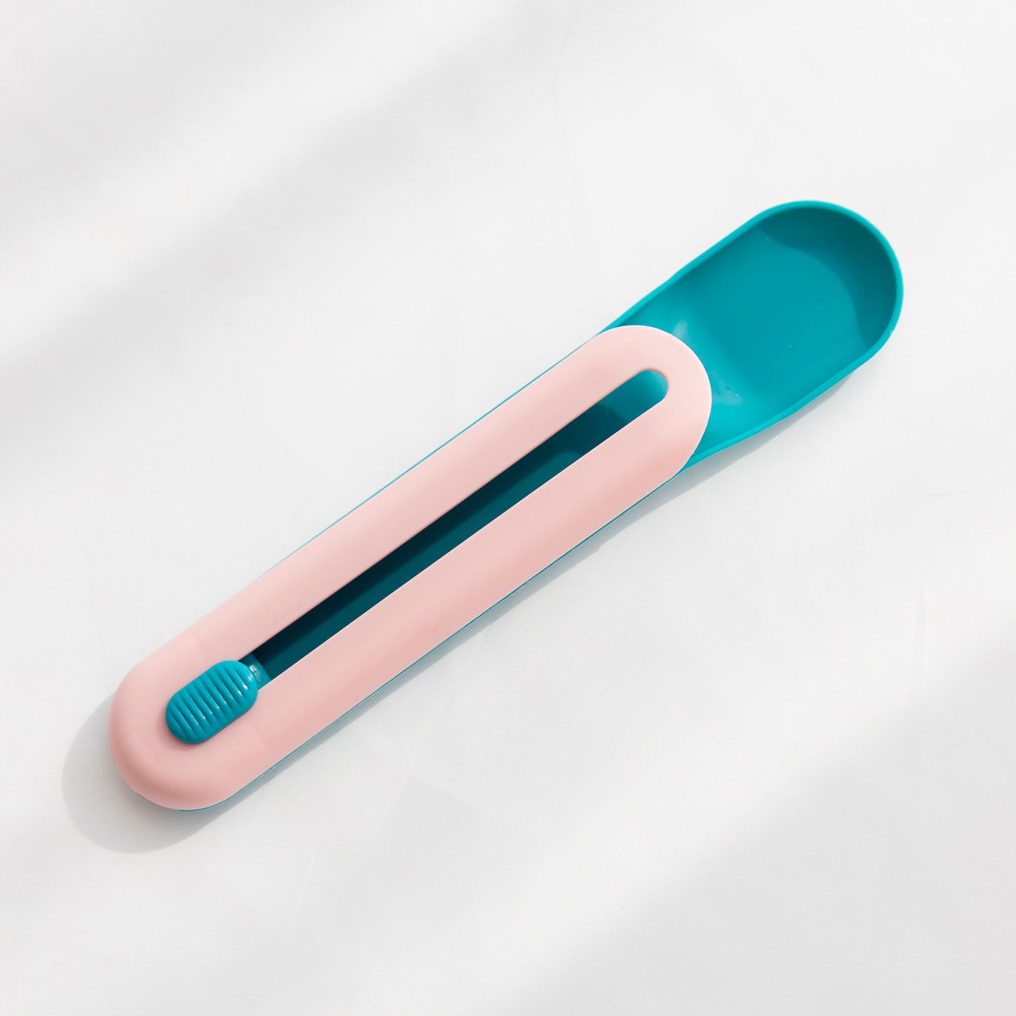 Cat & Dog Treat Squeeze Spoon – Mess-Free Wet Food Dispenser & Feeding Tool